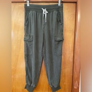 Aerie cargo joggers w/ ribbed waist and cuffs- medium